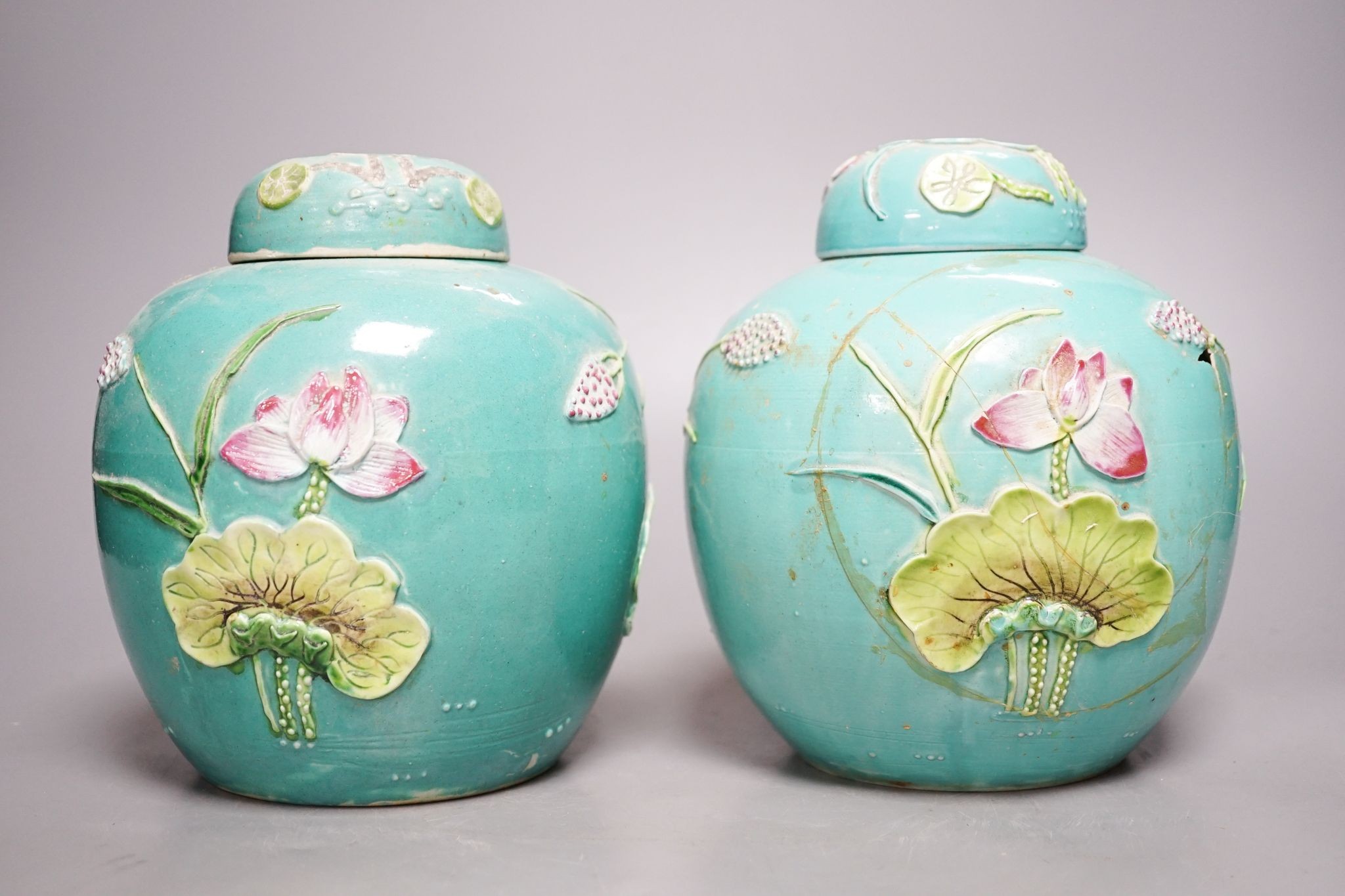 A pair of Chinese enamelled porcelain jars and covers, early 20th century, 17.5cm